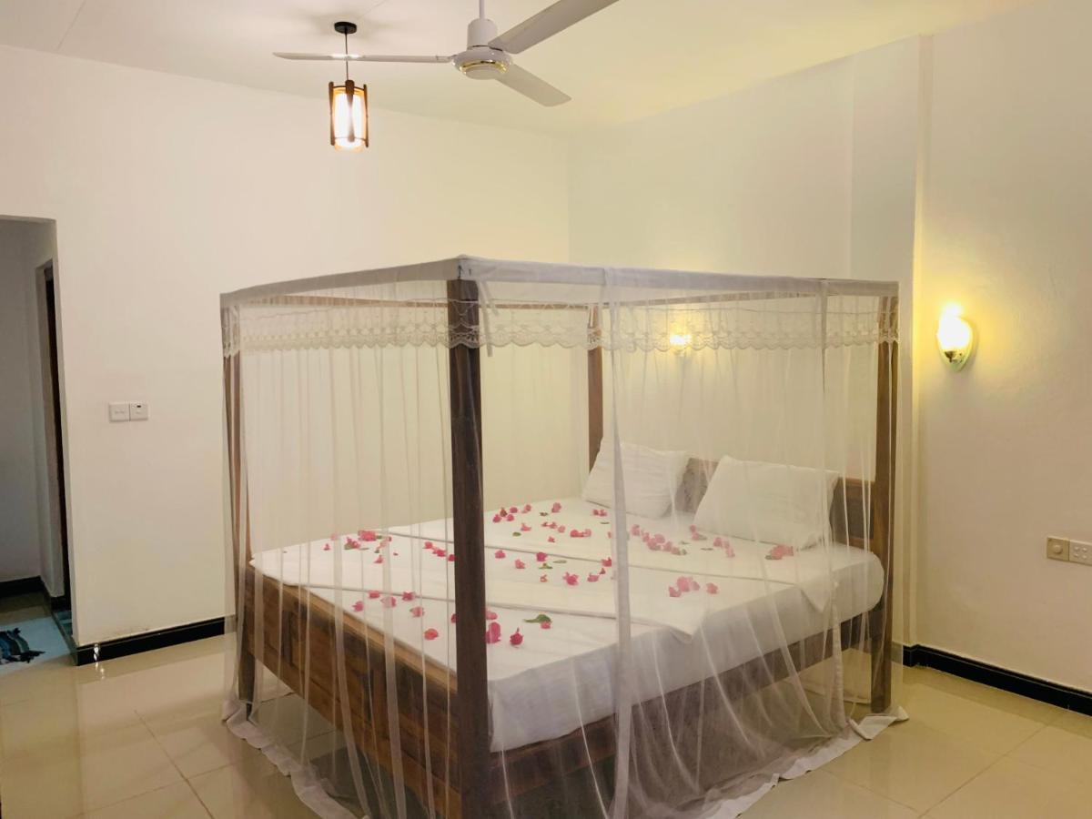 Chithru Bay Rooms & Hostel Arugam Bay Buitenkant foto