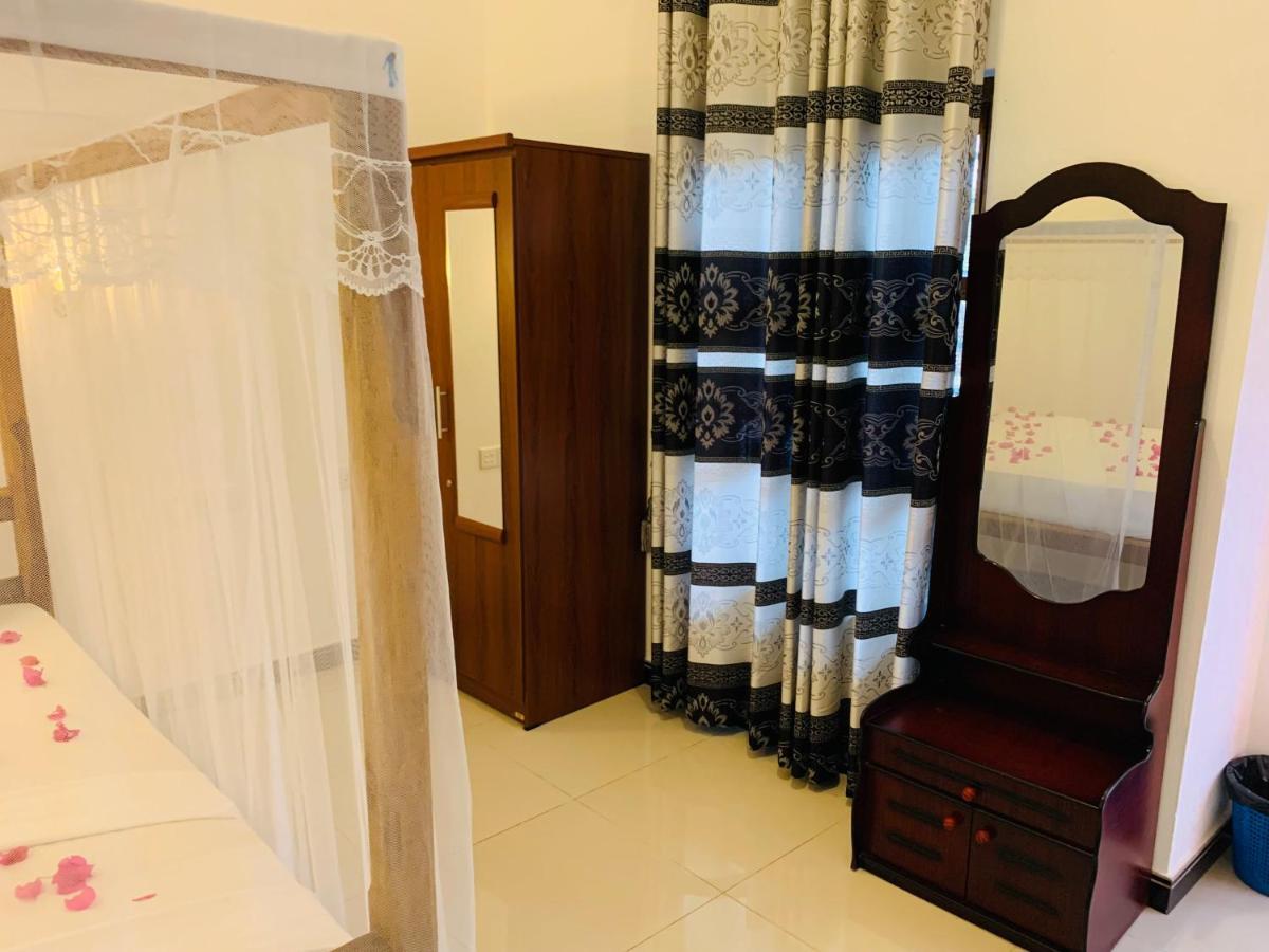 Chithru Bay Rooms & Hostel Arugam Bay Buitenkant foto