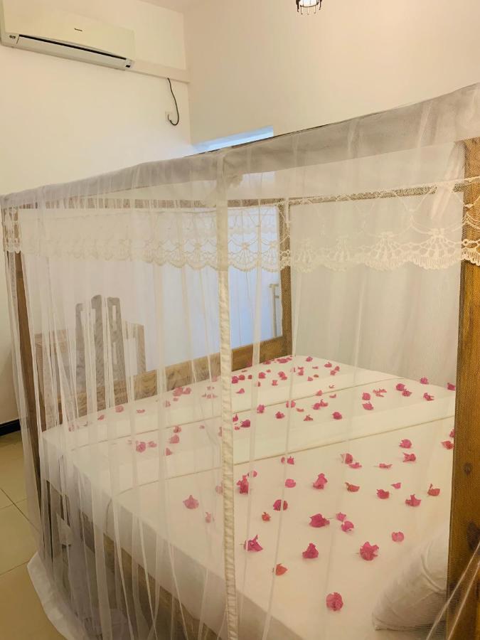 Chithru Bay Rooms & Hostel Arugam Bay Buitenkant foto