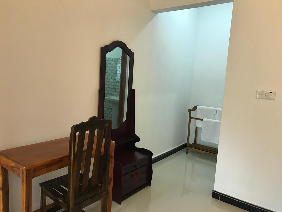Chithru Bay Rooms & Hostel Arugam Bay Buitenkant foto
