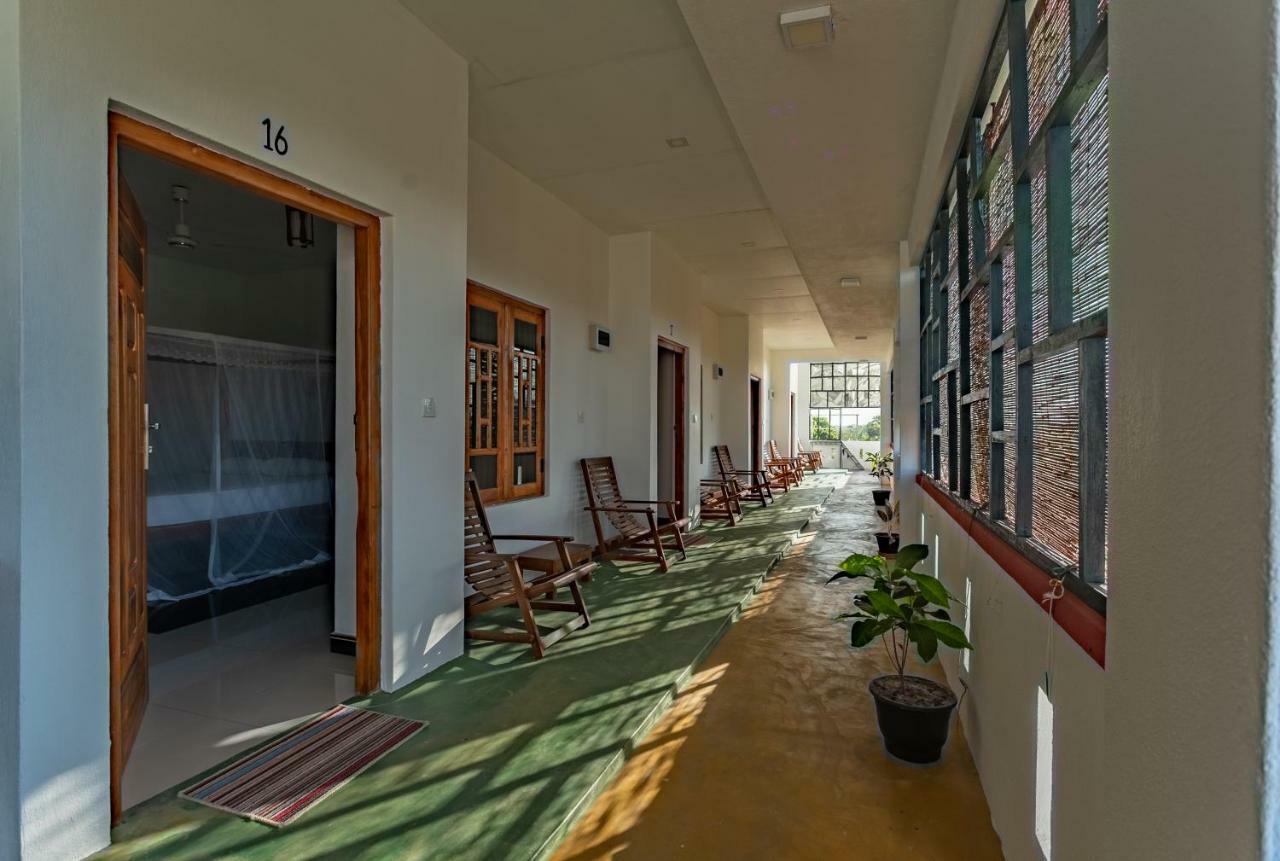 Chithru Bay Rooms & Hostel Arugam Bay Buitenkant foto